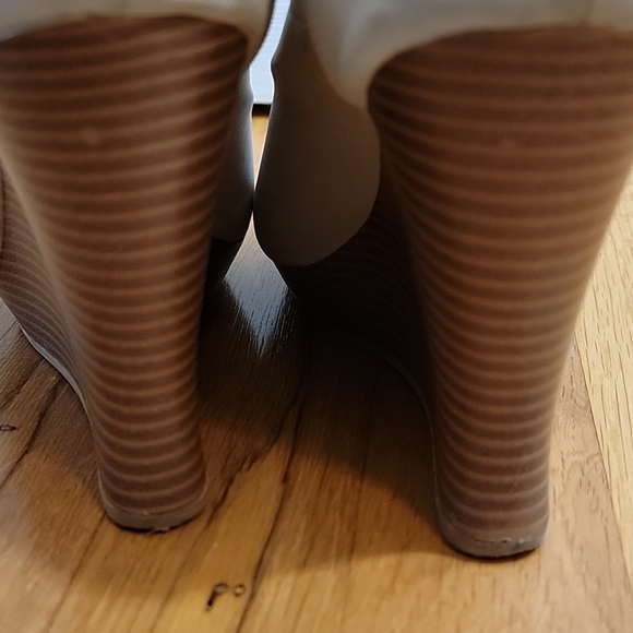 Jennifer Lopez Cream Wedge Bootie size 7.5 medium (light use) - Picture 6 of 8